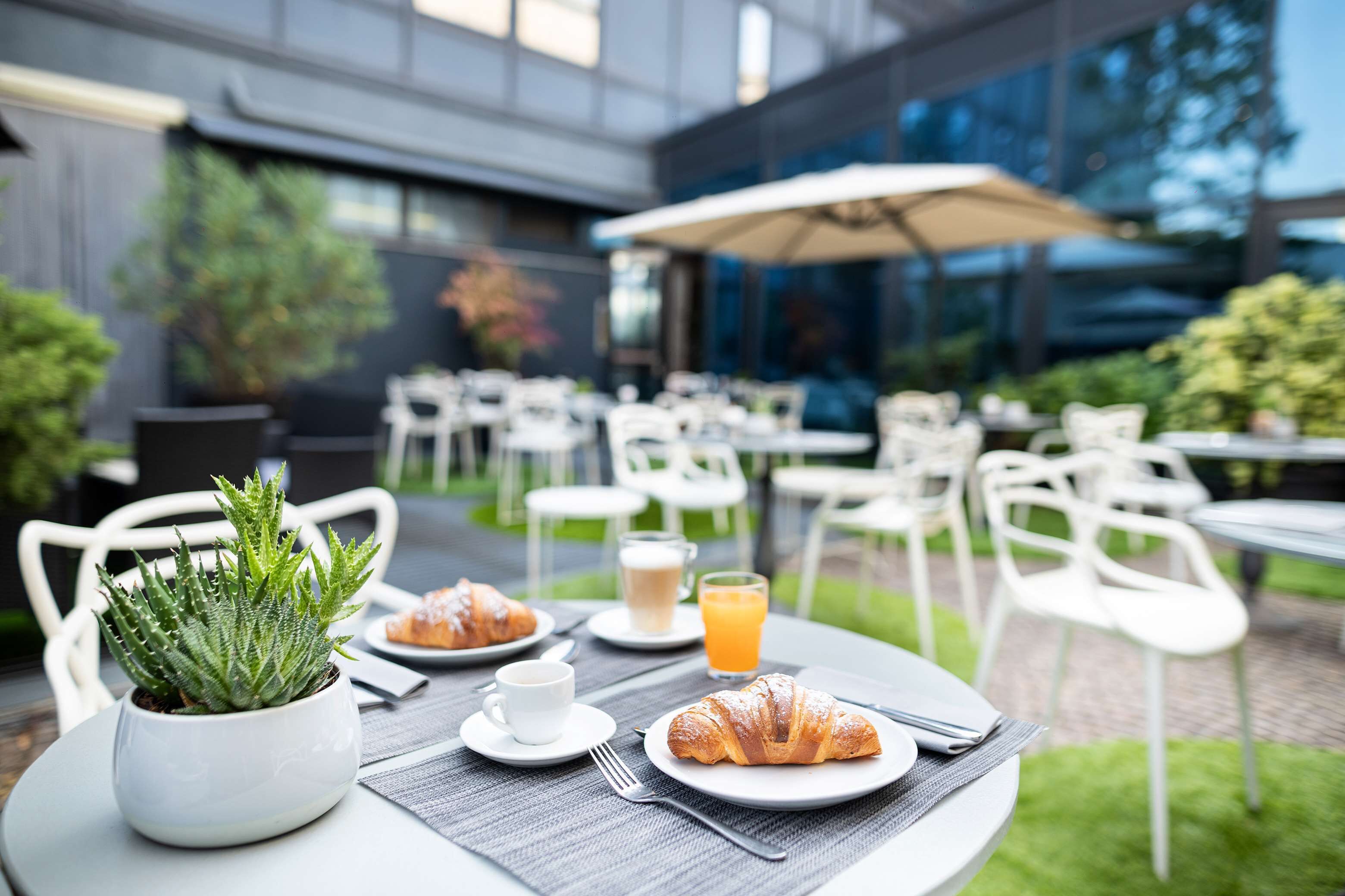 Tägliches Frühstücksbuffet (12 EUR pro Person)