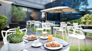 Tägliches Frühstücksbuffet (12 EUR pro Person)