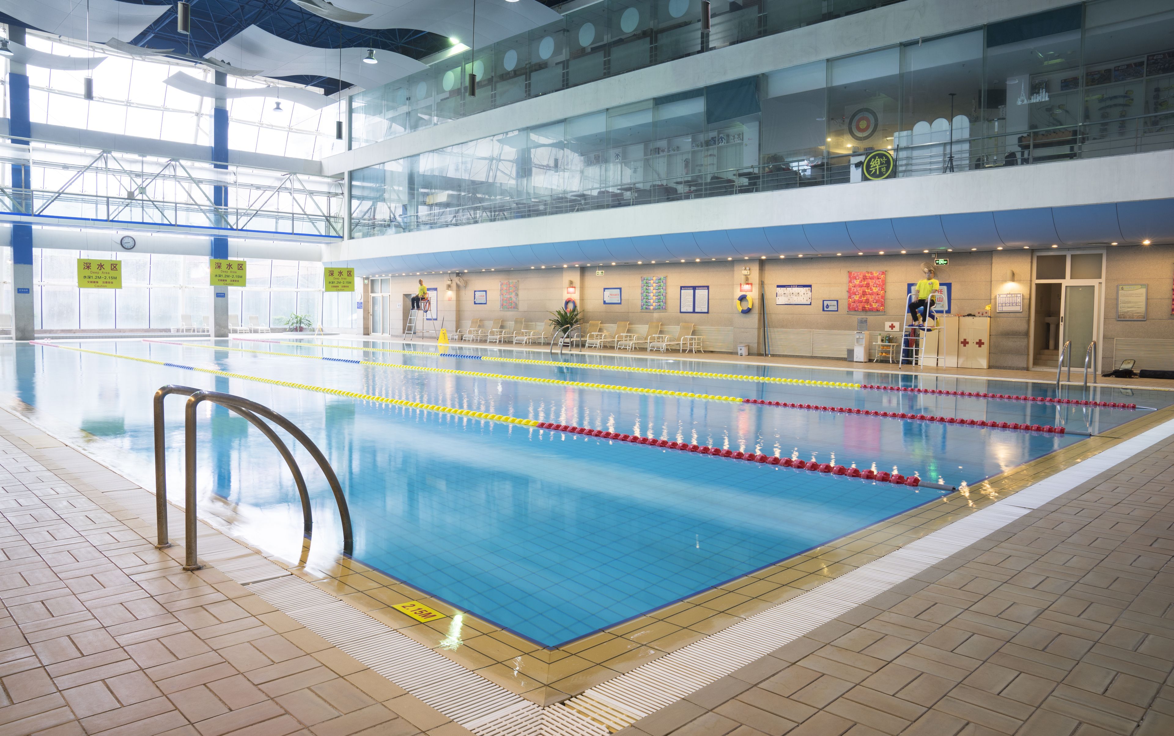 Una piscina cubierta