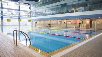 Una piscina cubierta
