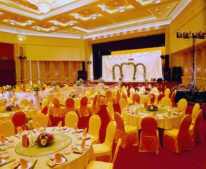 3 restaurants, breakfast served