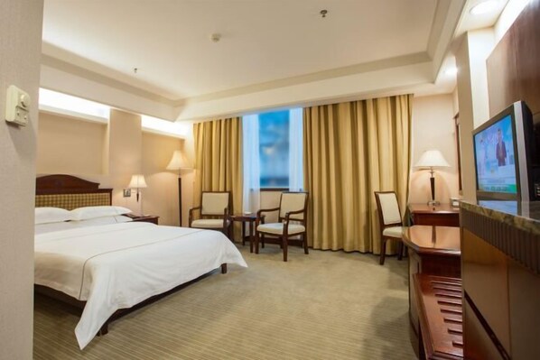 Minibar, fer et planche à repasser, réveils