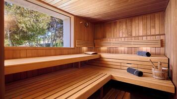 Una sauna con bancos de madera y una ventana.