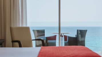 Een minibar, een kluis op de kamer, een bureau, gratis wifi