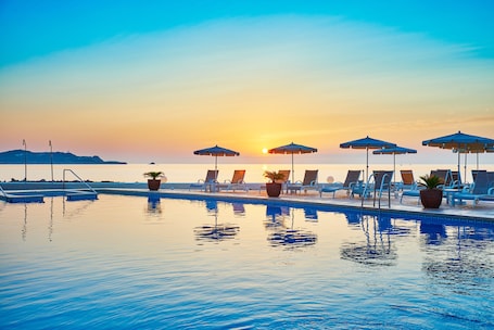 Una piscina techada, una piscina al aire libre. Grupotel Aguait Resort & Spa - Adults Only