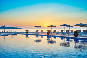 Una piscina cubierta, una piscina al aire libre, tumbonas