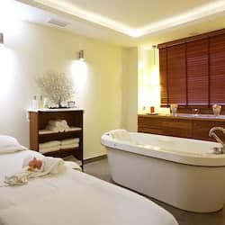Een sauna, een bubbelbad, een Turks bad/hammam, lichaamsbehandelingen