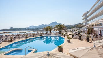 Piscine couverte, piscine extérieure, chaises longues