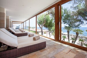 Un sauna, una bañera de hidromasaje, baño turco/hammam