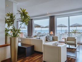 Ofrece almuerzos (con vistas a la piscina)