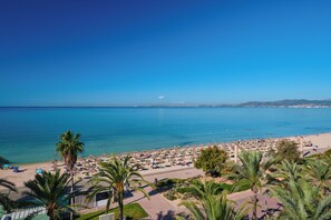 A beach resort with palm trees, beach umbrellas, and a clear blue sky. - Grupotel Acapulco Playa - Adults only (Palma de Mallorca)