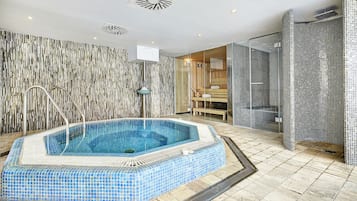 Bañera de hidromasaje cubierta