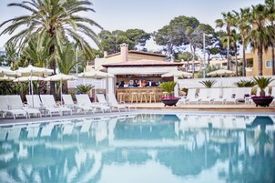 Una piscina techada, una piscina al aire libre