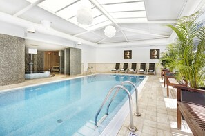 Una piscina techada, una piscina al aire libre