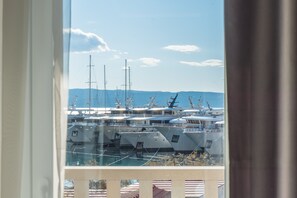 Habitación triple Deluxe, balcón, vistas al mar | Terraza o patio
