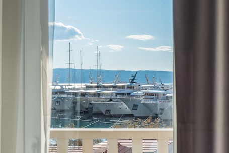 ๋๋ญ์ค ํธ๋ฆฌํ๋ฃธ, ๋ฐ์ฝ๋, ๋ฐ๋ค ์ ๋ง | ํ
๋ผ์ค/ํํฐ์ค