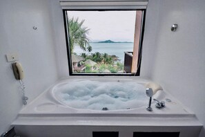 Separate tub and shower, towels - Merit Resort Samui (Koh Samui)