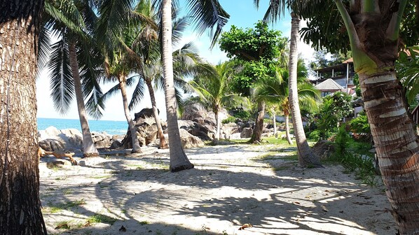 Plage privée à proximité, sable noir