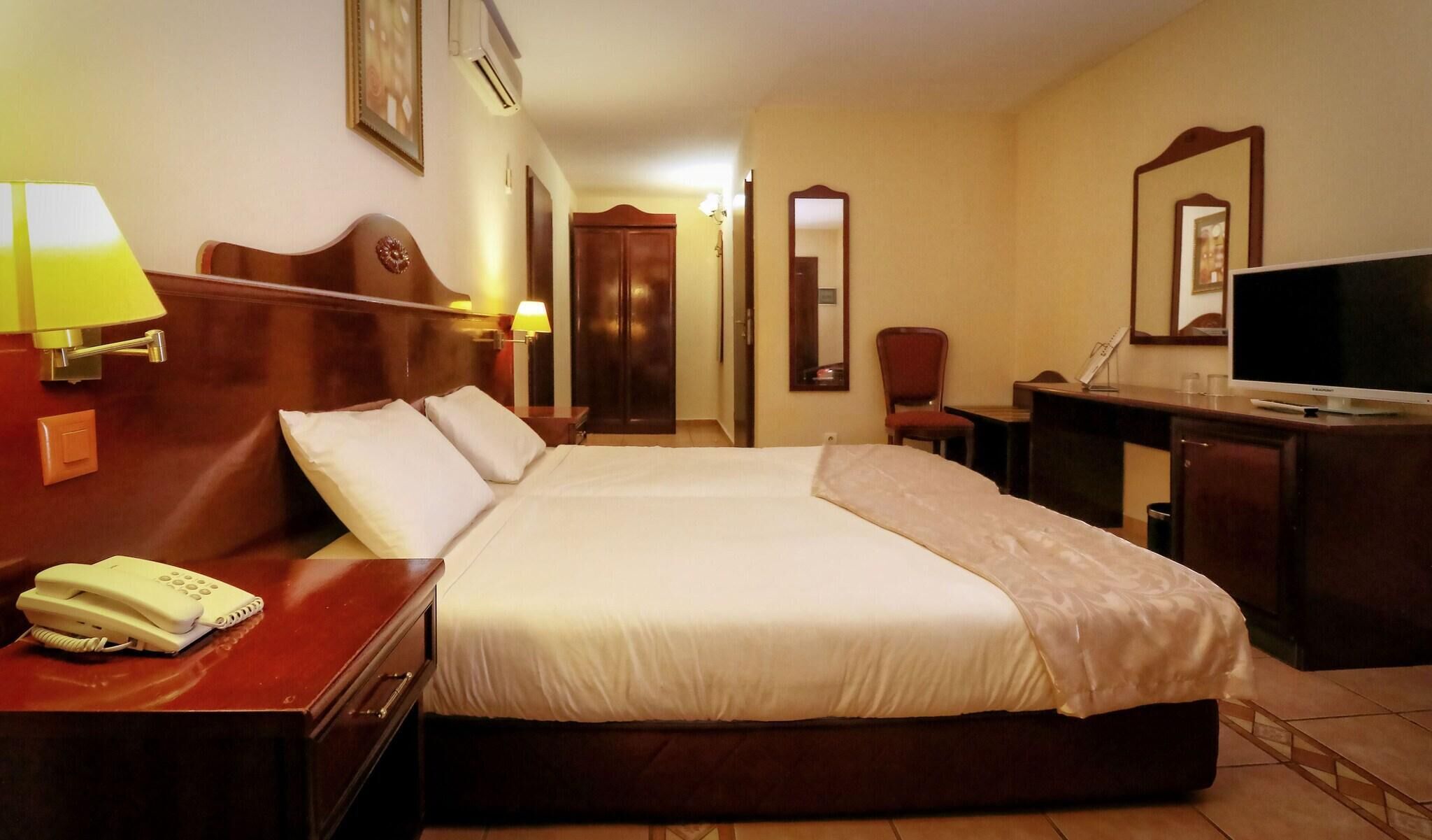 Minibar, caja fuerte, cortinas opacas y sistema de insonorización
