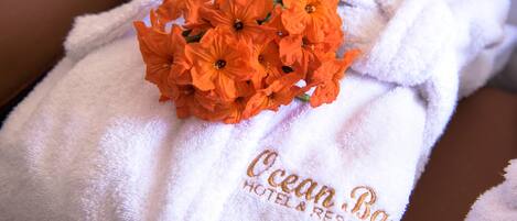 Toalla blanca con el bordado 'Ocean Bay Hotel & Resort'.