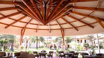 2 ravintolaa, joissa tarjoillaan aamiainen