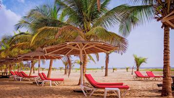 Pantai persendirian, kerusi lepak pantai, tuala pantai, bar pantai