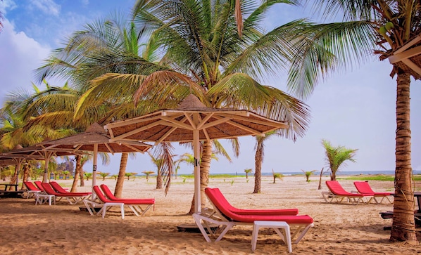 Privatstrand, Liegestühle, Strandtücher, Strandbar