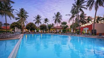 Ulkouima-allas, aurinkovarjoja, aurinkotuoleja