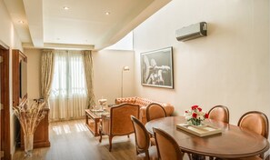 Suite Royal | Sala de estar | Smart TV de 32 pulgadas con canales por cable, televisión y Netflix 