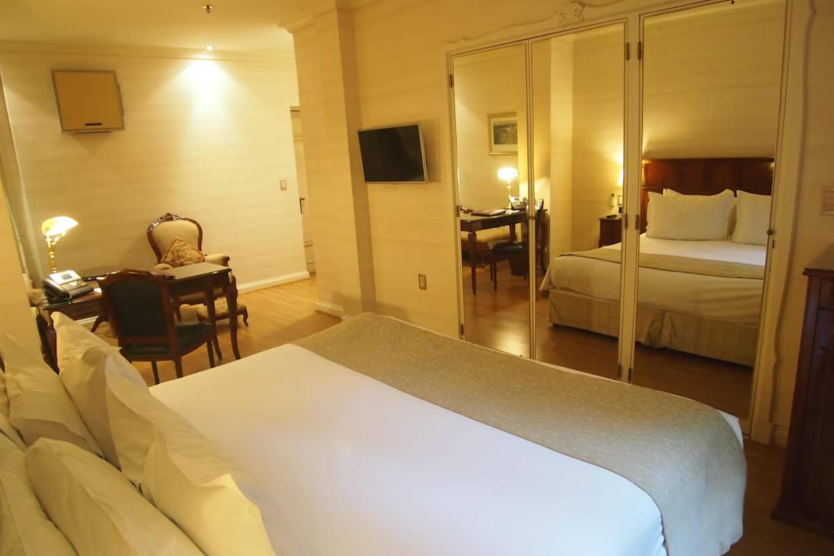 Egyptian cotton sheets, premium bedding, pillow-top beds, minibar