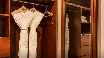 Junior Suite | Egyptian cotton sheets, premium bedding, pillowtop beds, minibar