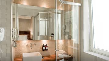 Melia Room, Habitación | Baño | Regadera, amenidades de baño de diseñador, secadora de cabello, batas
