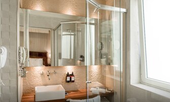 Melia Room - Herbergi | Baðherbergi | Sturta, snyrtivörur frá þekktum framleiðendum, hárblásari, baðsloppar
