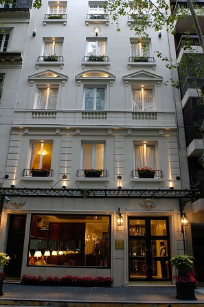 Vista frontal de la propiedad