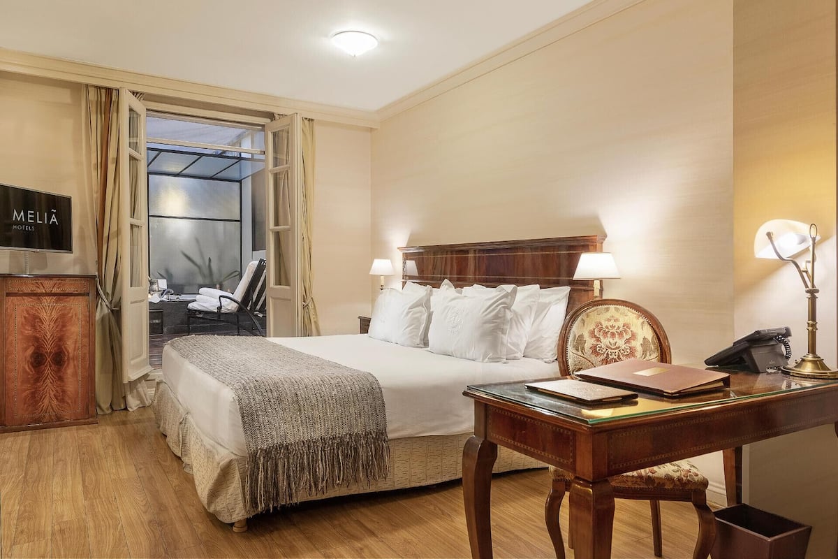 Egyptian cotton sheets, premium bedding, pillow-top beds, minibar