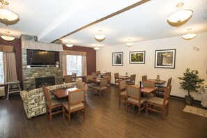 Free daily continental breakfast - Lakeview Inns & Suites - Chetwynd (Chetwynd)