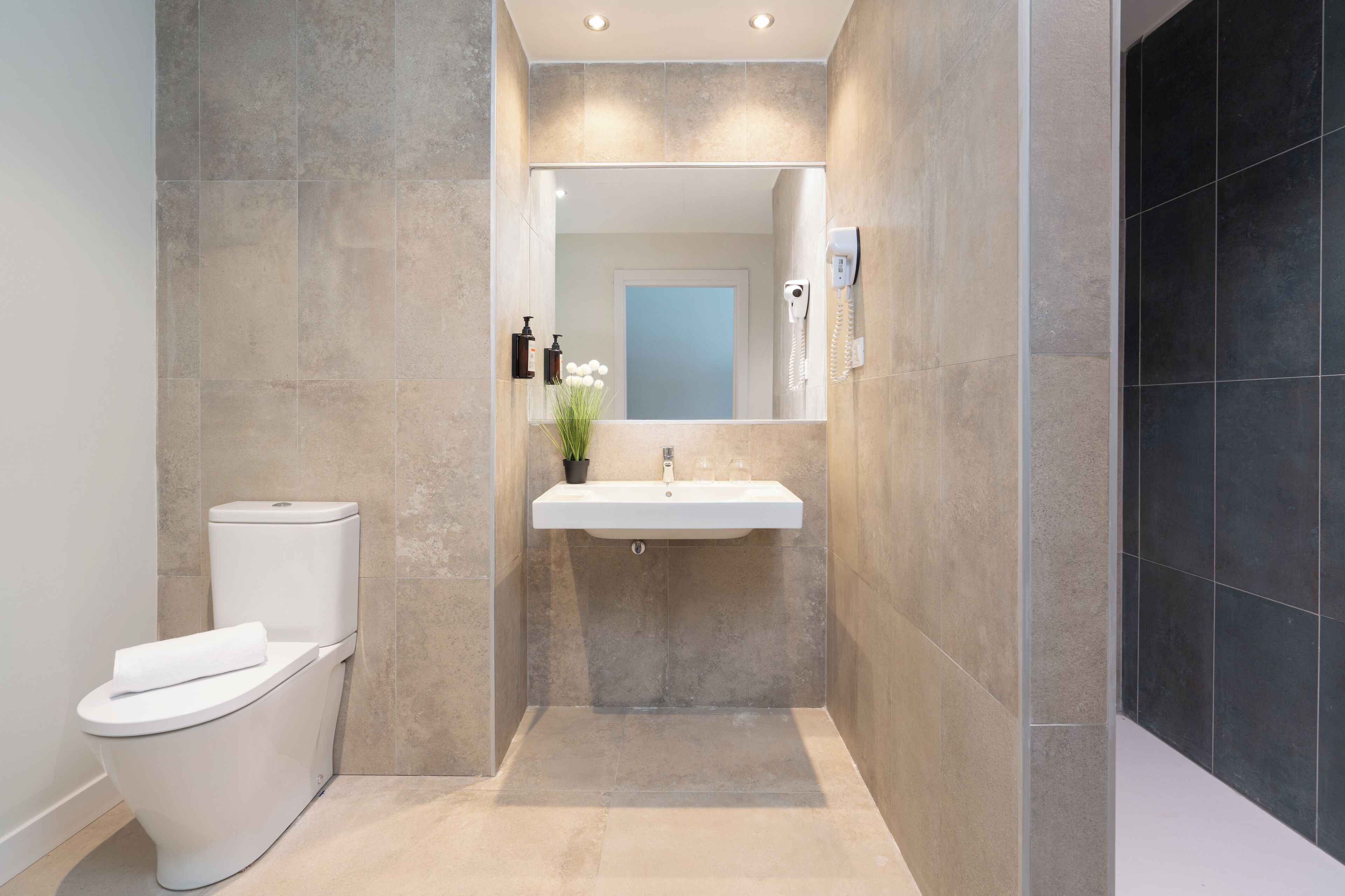 Ducha y bañera combinadas y artículos de higiene personal gratuitos