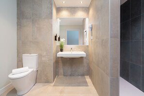シャワー付き浴槽、バスアメニティ (無料)、ヘアドライヤー、タオル