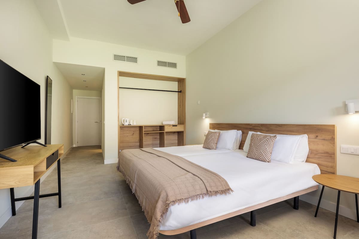 1 bedroom, in-room safe, desk, blackout drapes