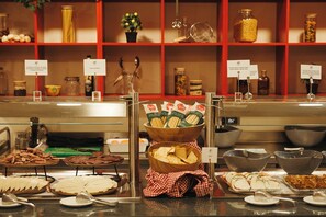 Buffet déjeuner gratuit tous les jours