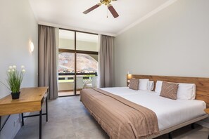 1 soverom, safe på rommet, skrivebord og blendingsgardiner