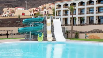 2 outdoor pools, open 10:00 AM to 6:00 PM, pool loungers