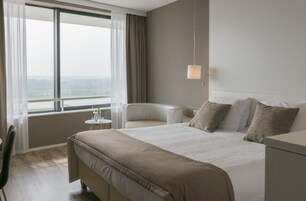 Caja de seguridad en la habitación y escritorio 