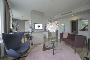 Suite Deluxe, balcón, vista al río | Área de sala de estar | Televisión de pantalla plana de 27 pulgadas con canales por cable