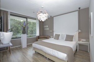 Caja de seguridad en la habitación y escritorio