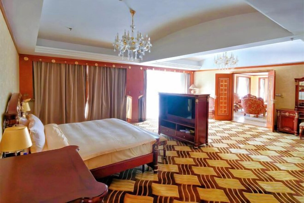 In-room safe, desk, iron/ironing board, rollaway beds (surcharge)