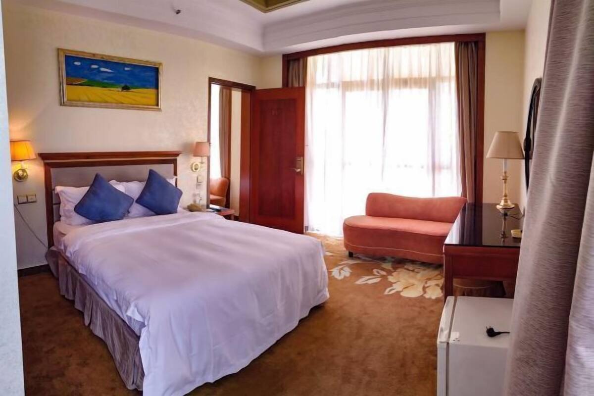In-room safe, desk, iron/ironing board, rollaway beds (surcharge)
