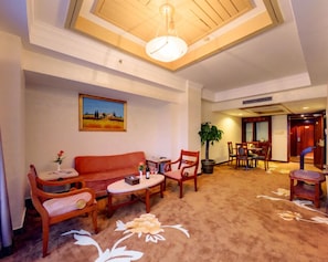 In-room safe, desk, iron/ironing board, rollaway beds - Hawana Resort Hotel (Guangzhou)