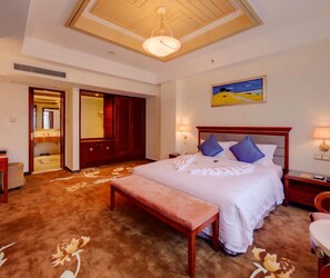 In-room safe, desk, iron/ironing board, rollaway beds - Hawana Resort Hotel (Guangzhou)