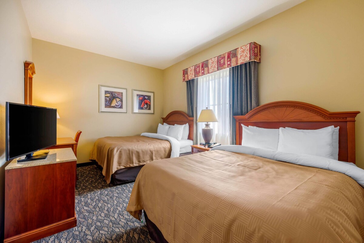 Premium bedding, down comforters, in-room safe, desk